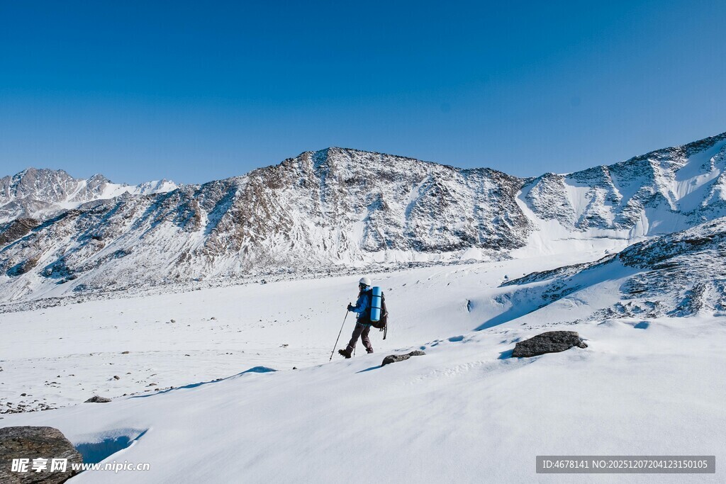 雪地徒步者的壮美山景