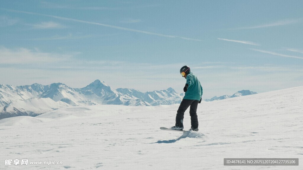 雪山上的单板滑雪者