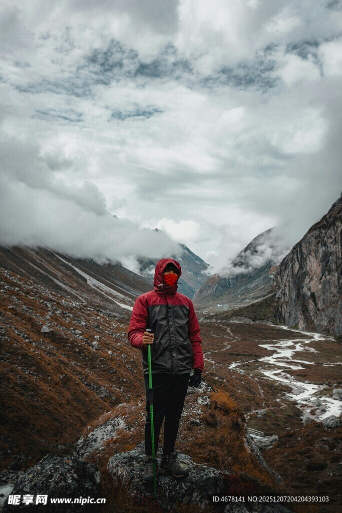 徒步者于山间眺望远方