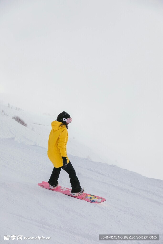 单人雪坡滑雪瞬间