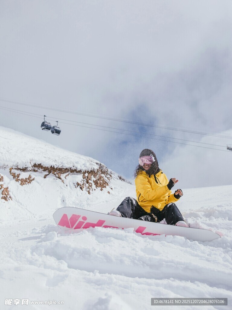 雪地中休憩的单板滑雪者