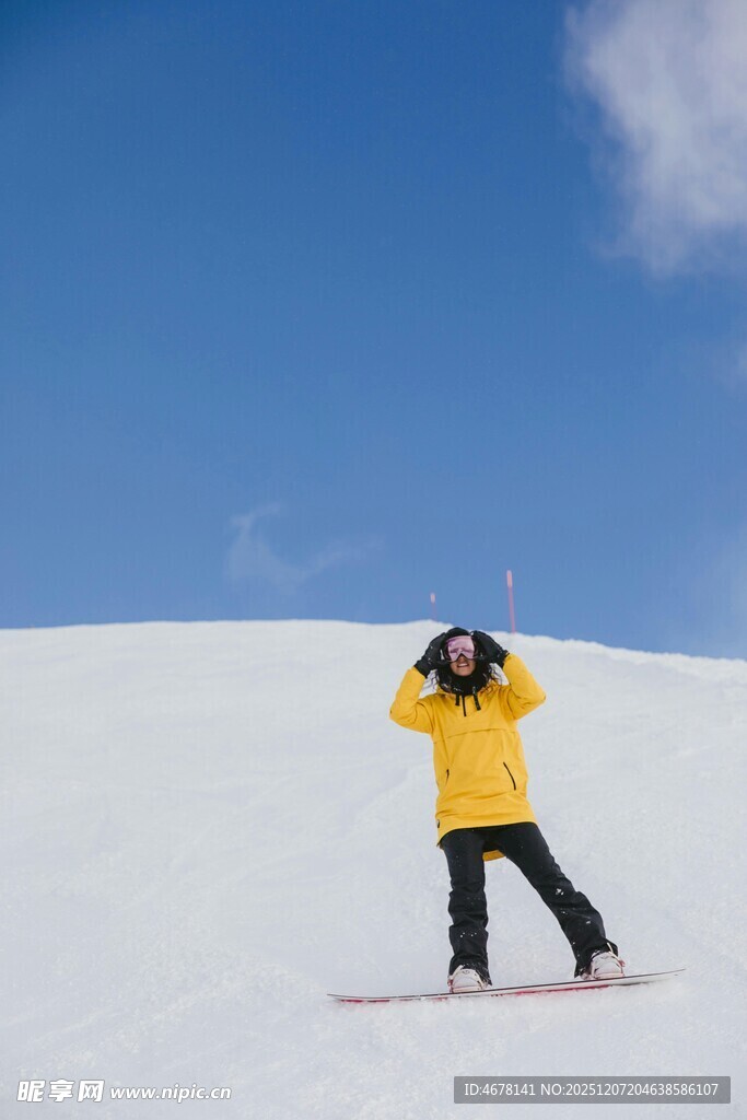 雪地中滑雪者的酷炫瞬间