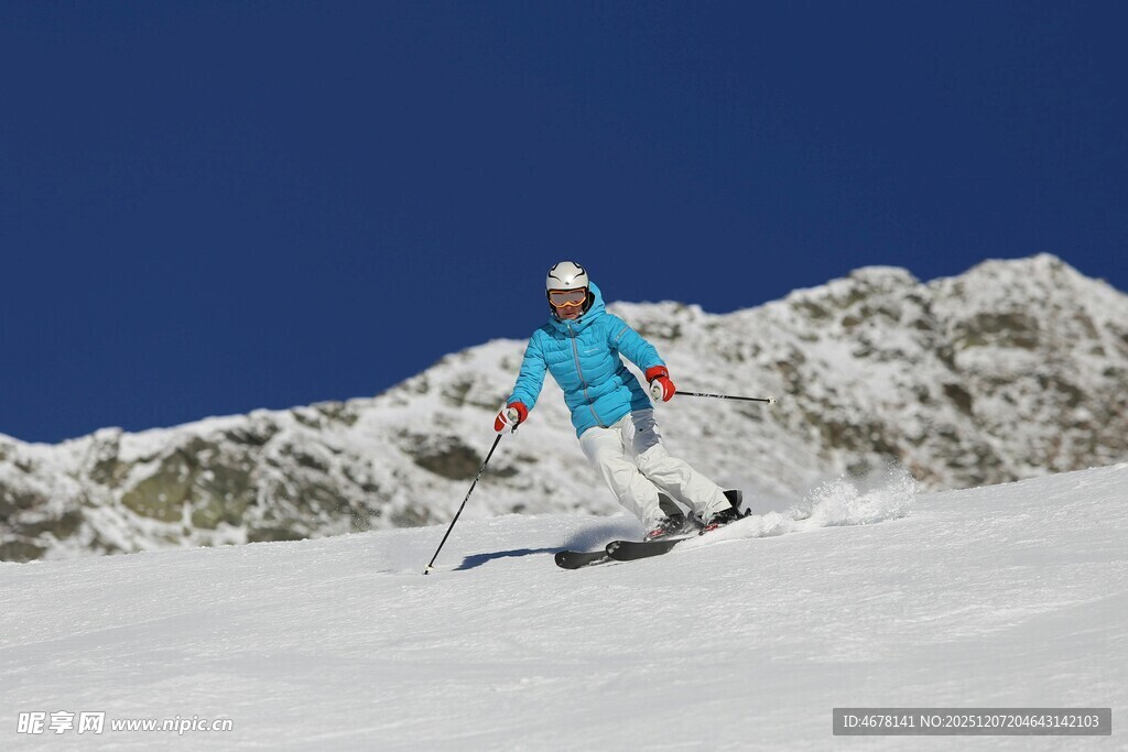 高山滑雪者驰骋于雪坡