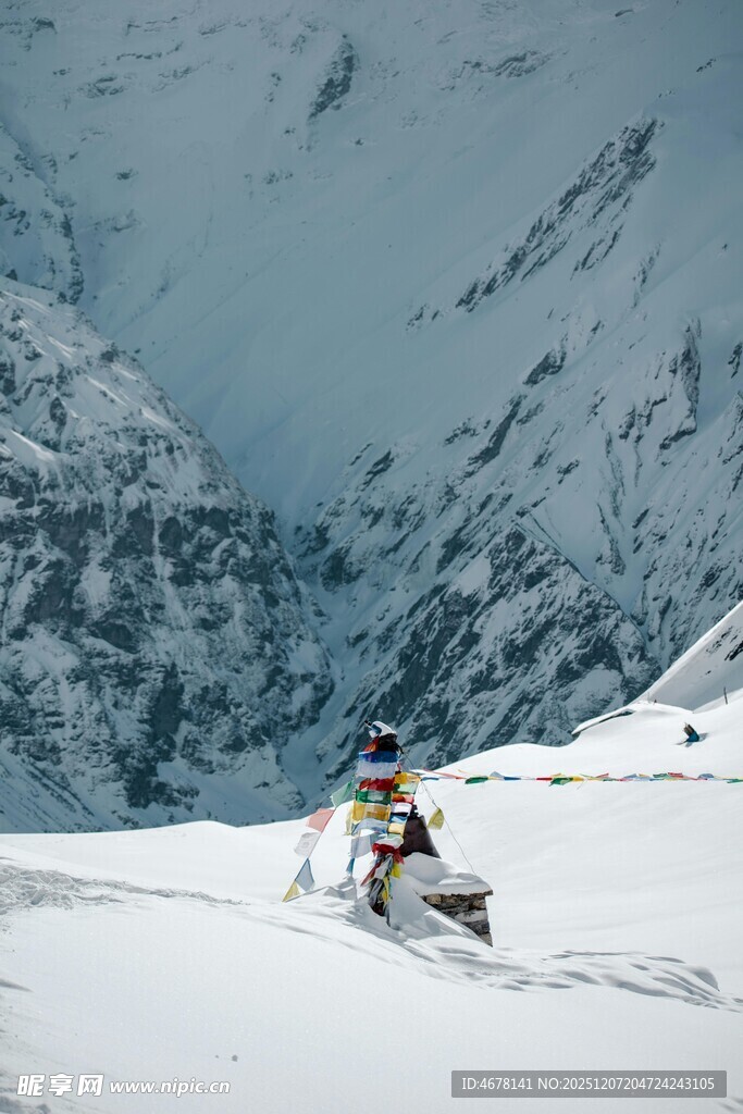 雪地摩托在雪山间驰骋