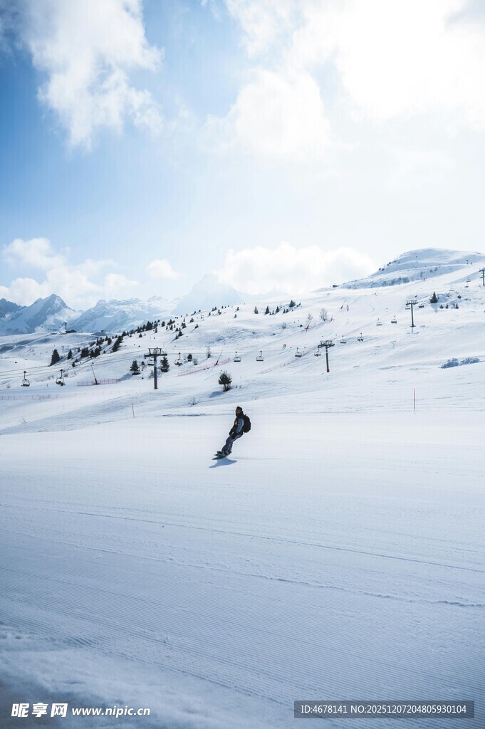 雪山上的滑雪者