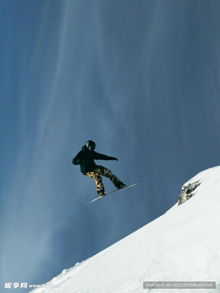 滑雪者空中飞跃精彩瞬间