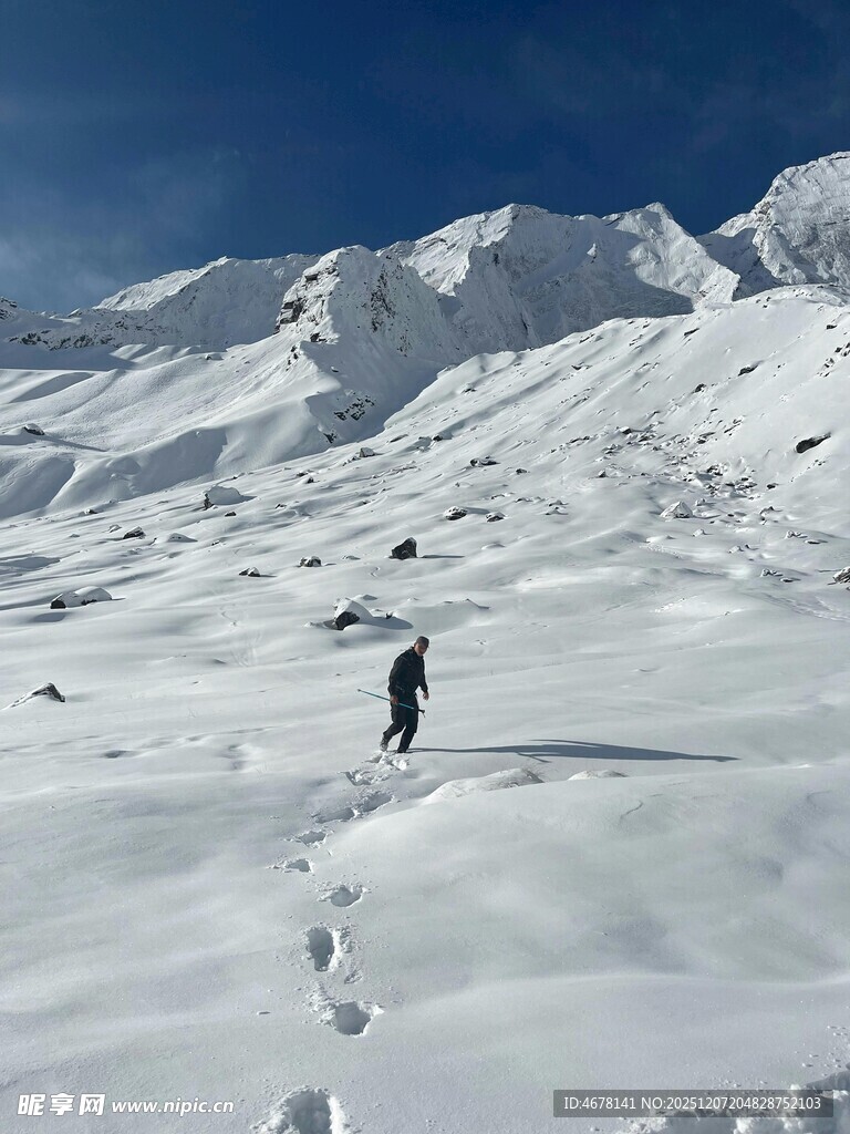 雪地徒步者的孤独旅程