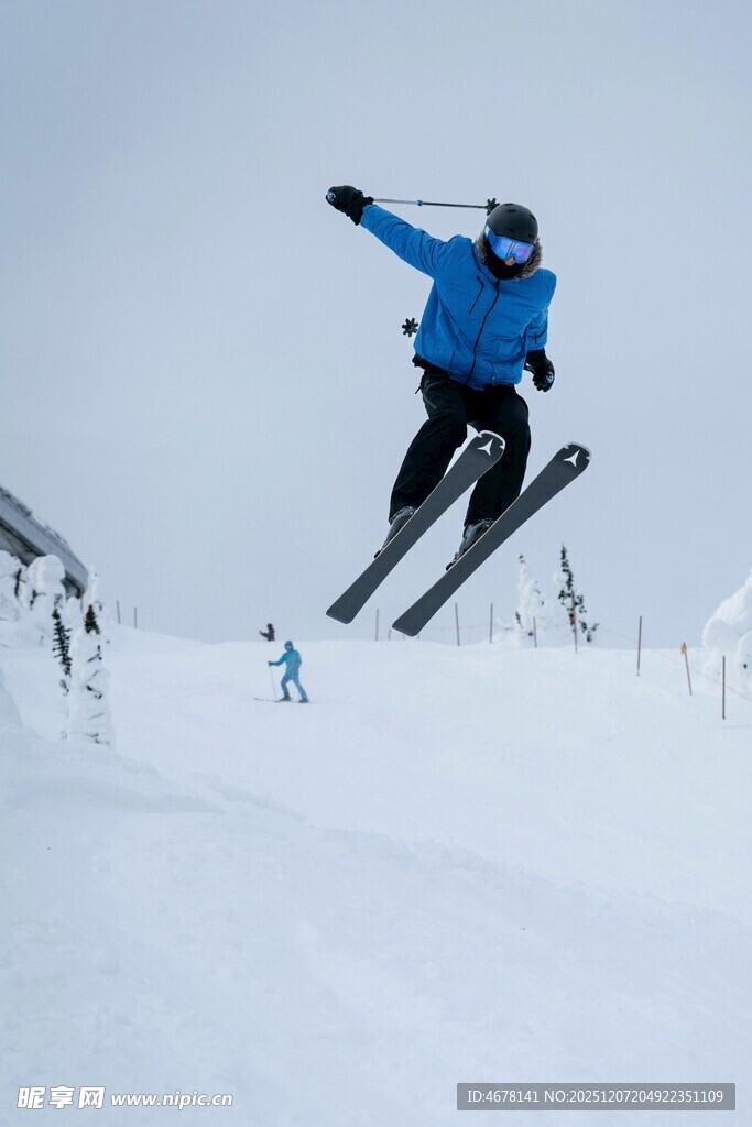 滑雪者空中炫酷跳跃