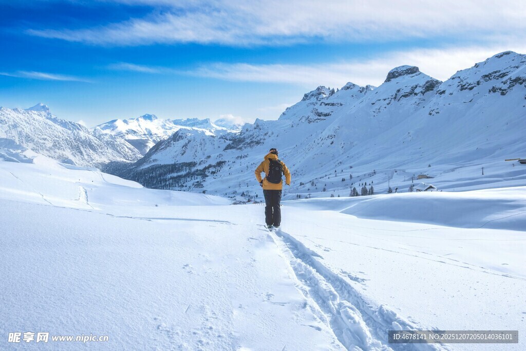 雪山上独自行走的徒步者