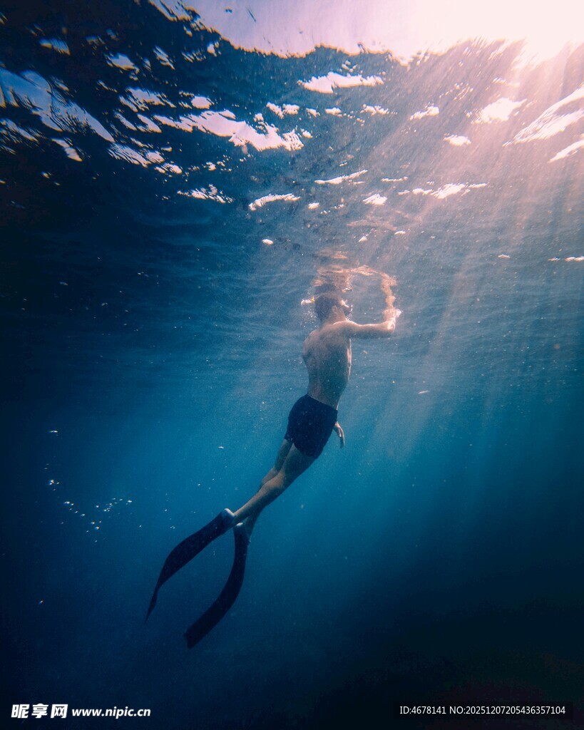 深海中自由潜水的身影