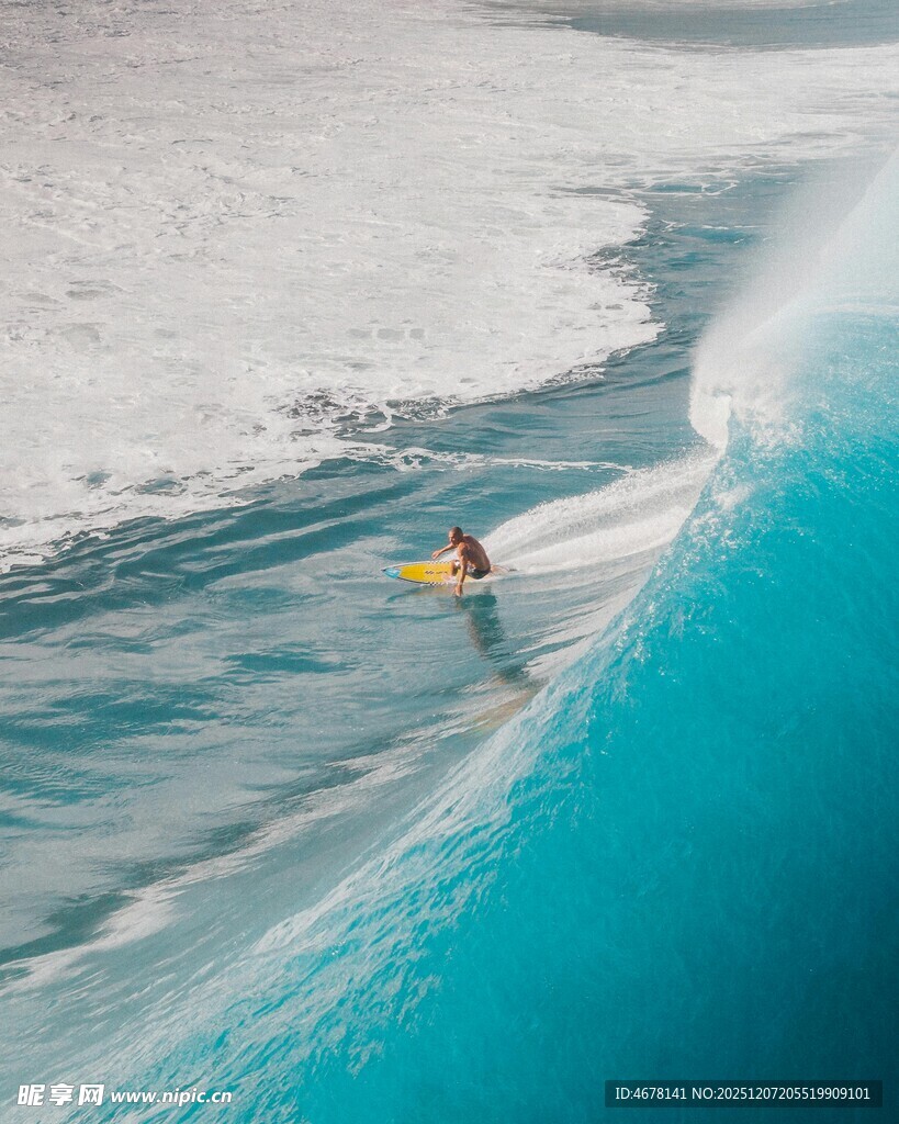 海上冲浪者乘风破浪