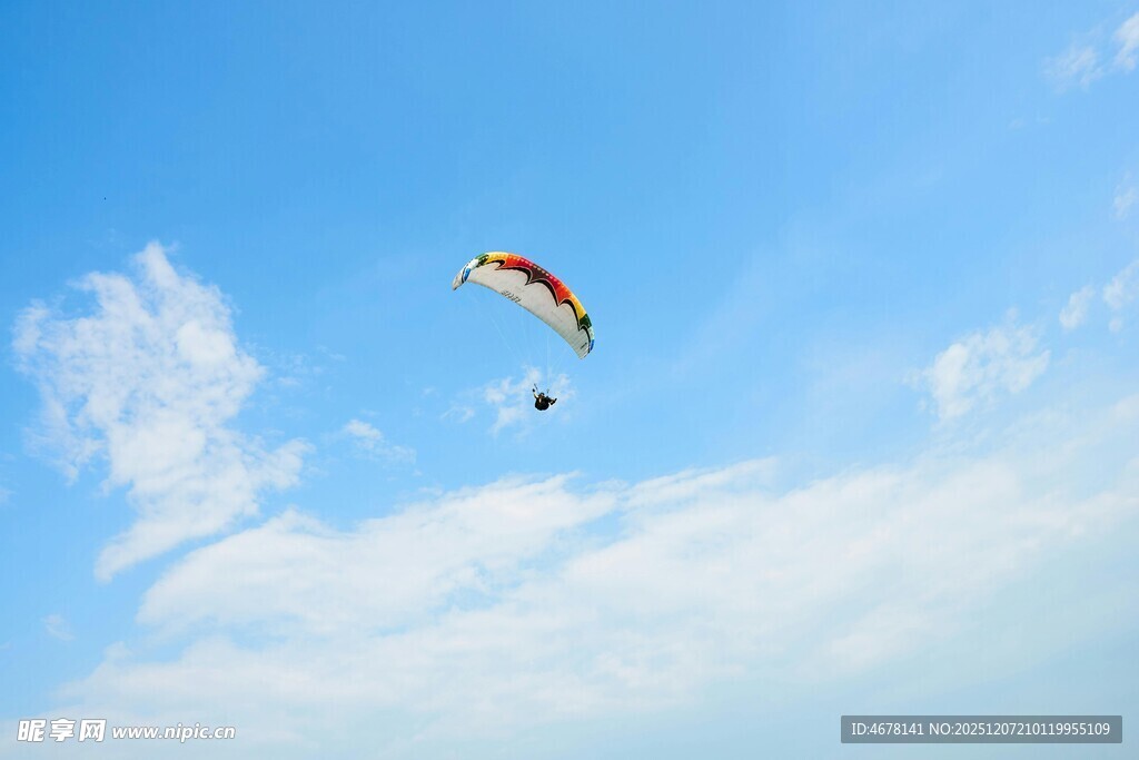 蓝天下的滑翔伞飞翔