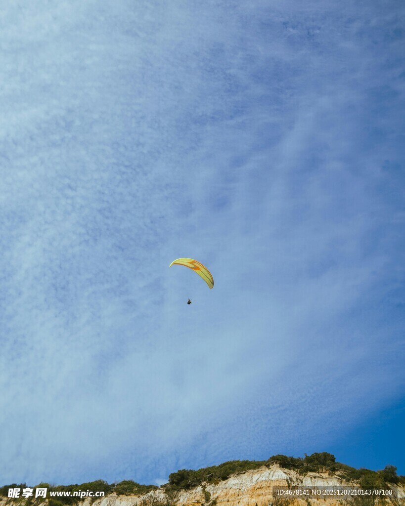 蓝天之上的滑翔伞运动