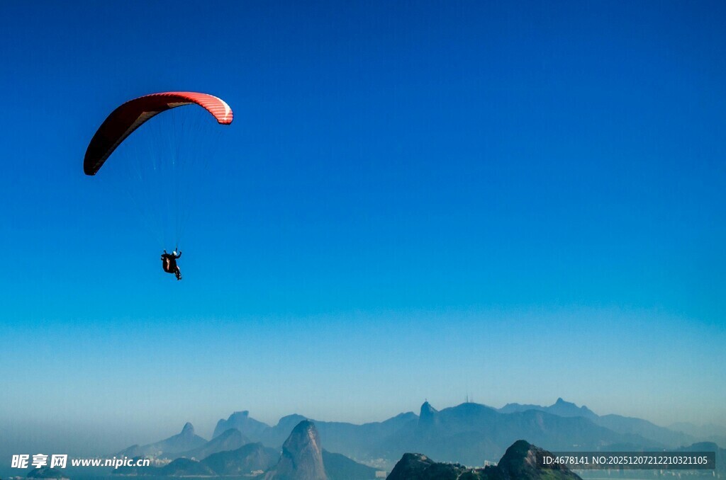 翱翔蓝天的单人滑翔伞运动