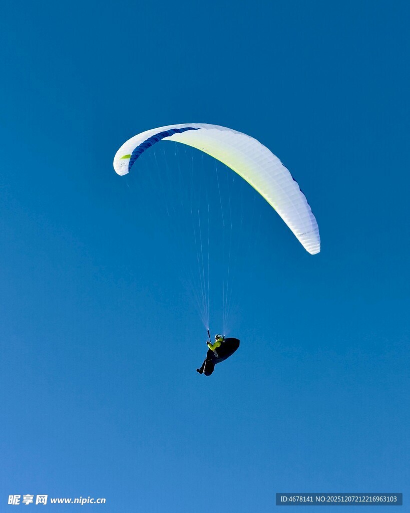 滑翔伞翱翔蓝天