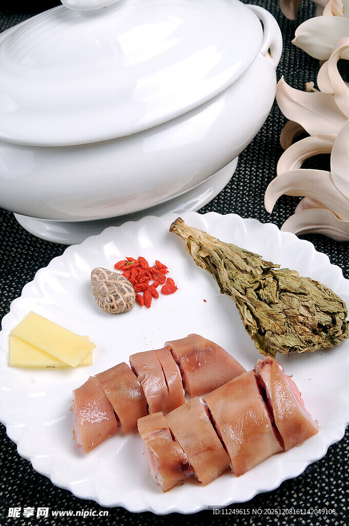 天山雪莲炖猪蹄