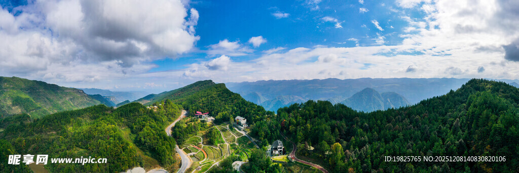 青山云海间的壮美风光