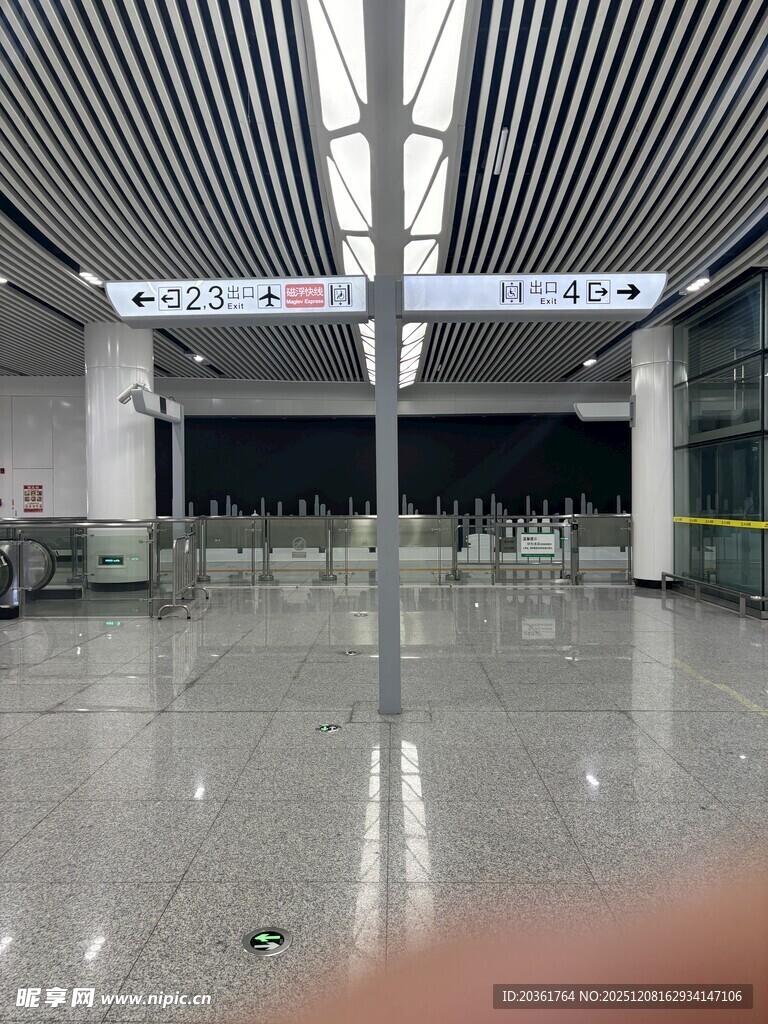 空旷地铁站厅内部景象