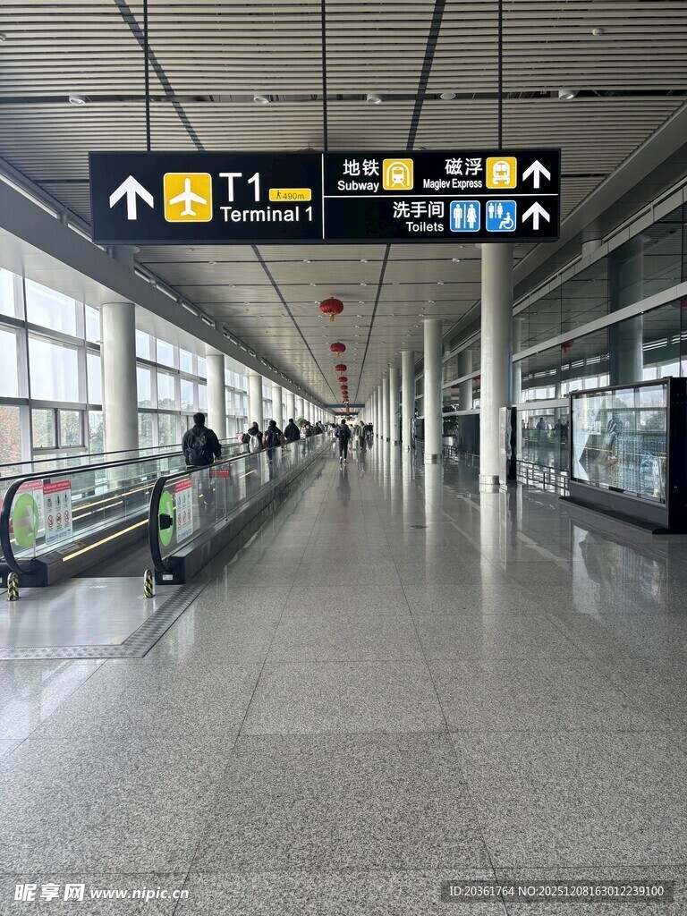 机场大厅内的自动扶梯场景