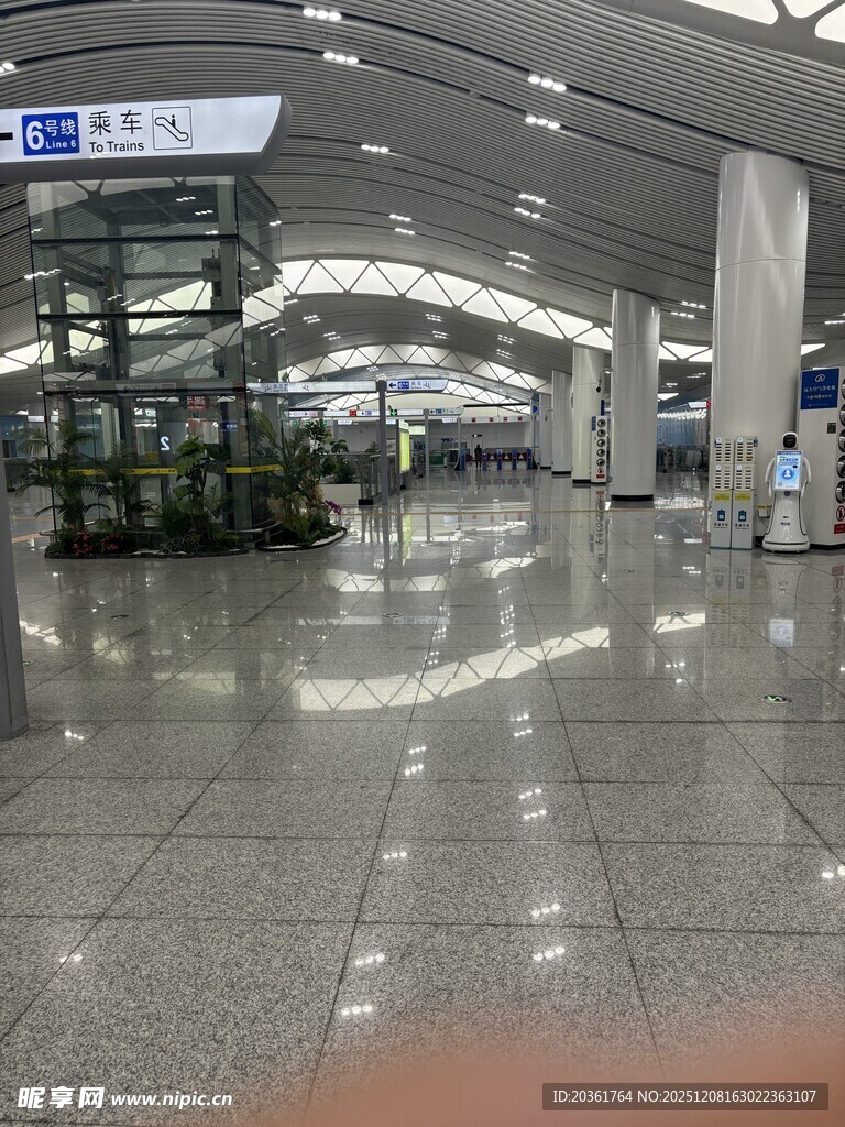 宽敞明亮的机场候机大厅