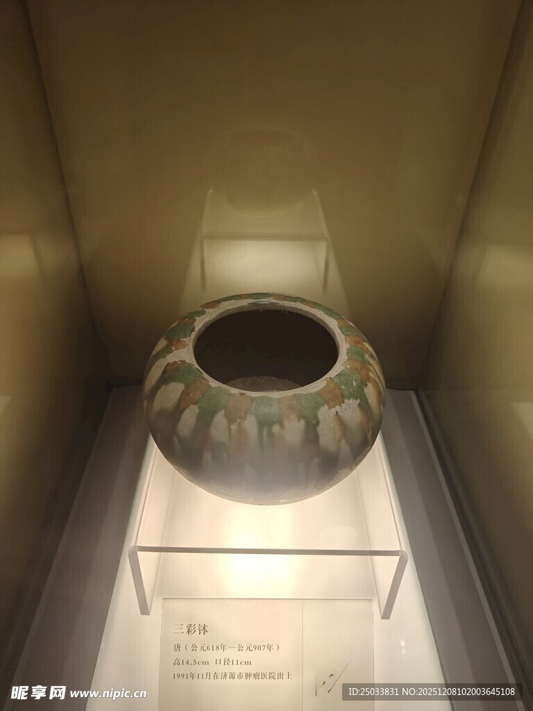 古老陶罐展示于展柜中