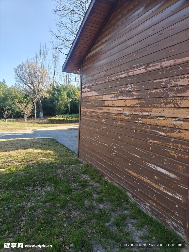 木质外墙的建筑一角