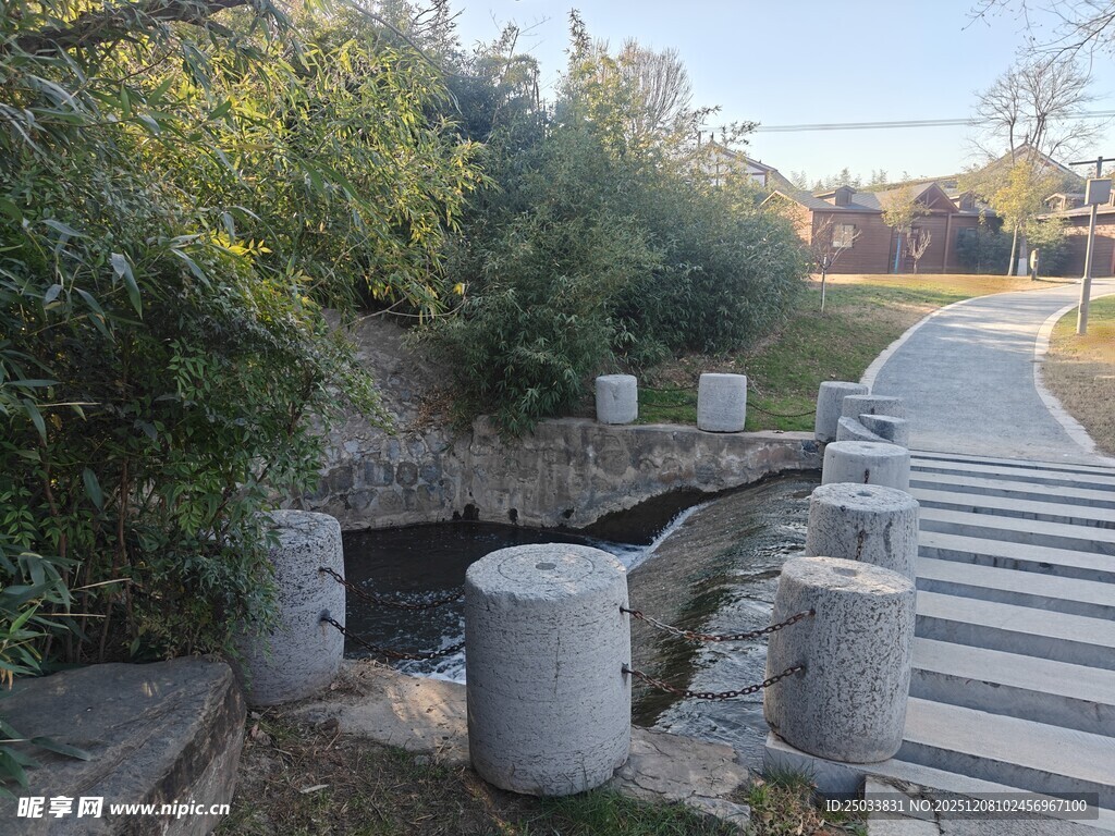 路边石墩与绿植景观