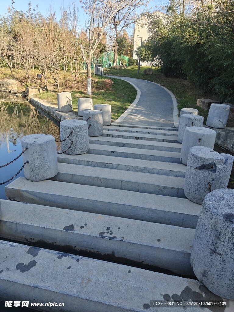 石板铺就的蜿蜒水乡小径