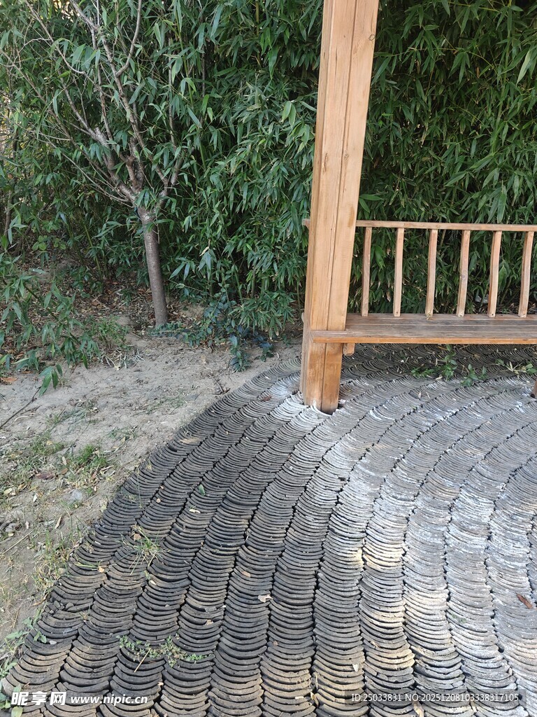 户外木质长椅与砖石地面