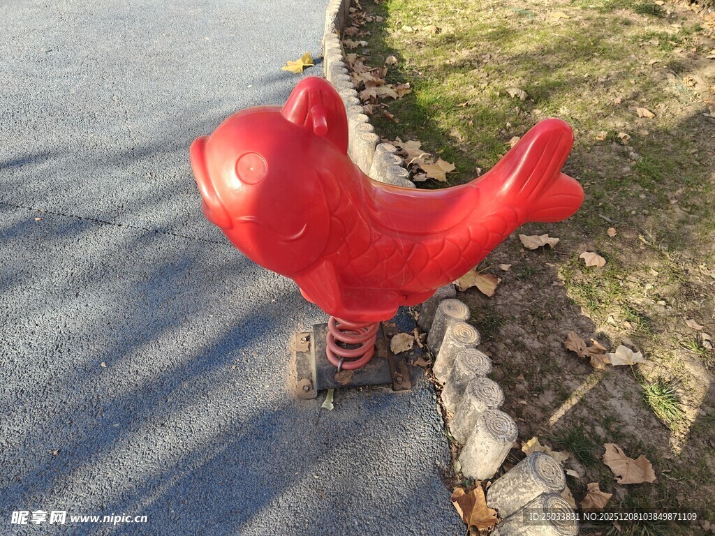 湖畔红色鱼形装饰物