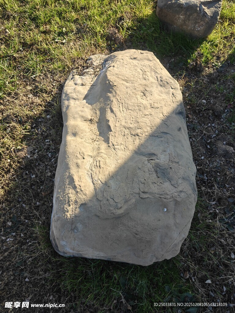 户外草地上的一块大石头