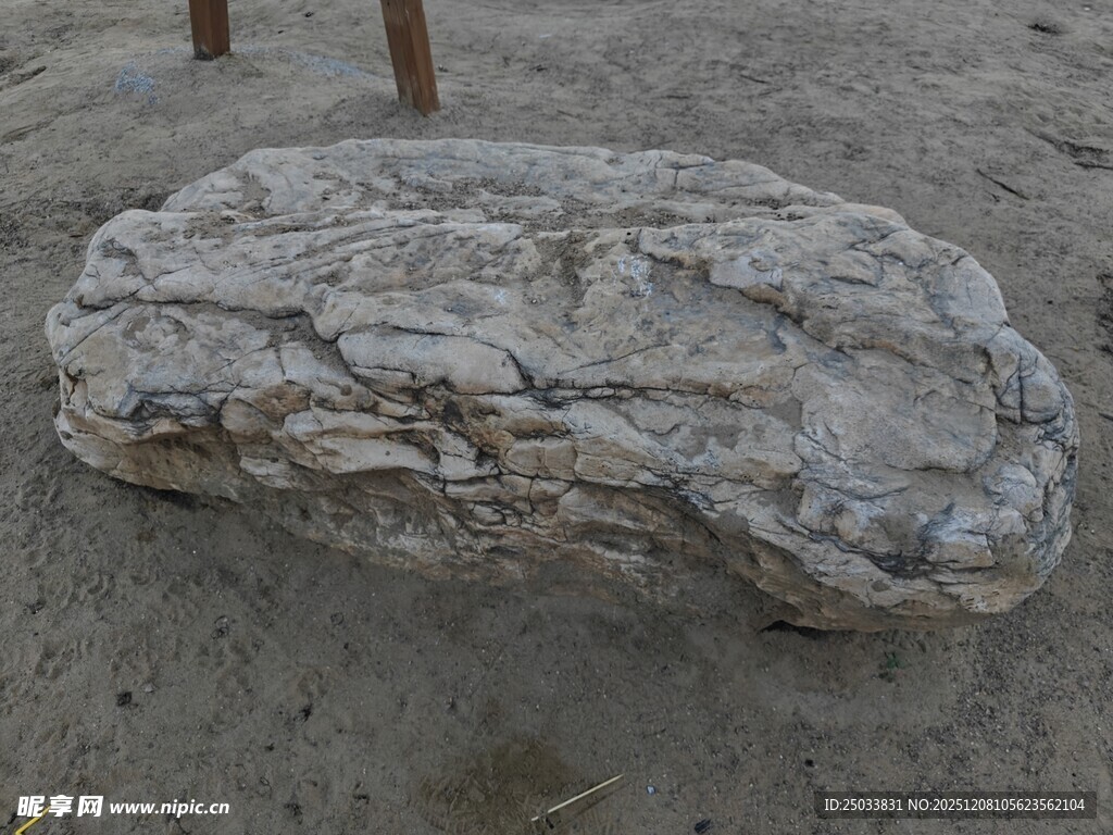 奇特纹理的户外石块