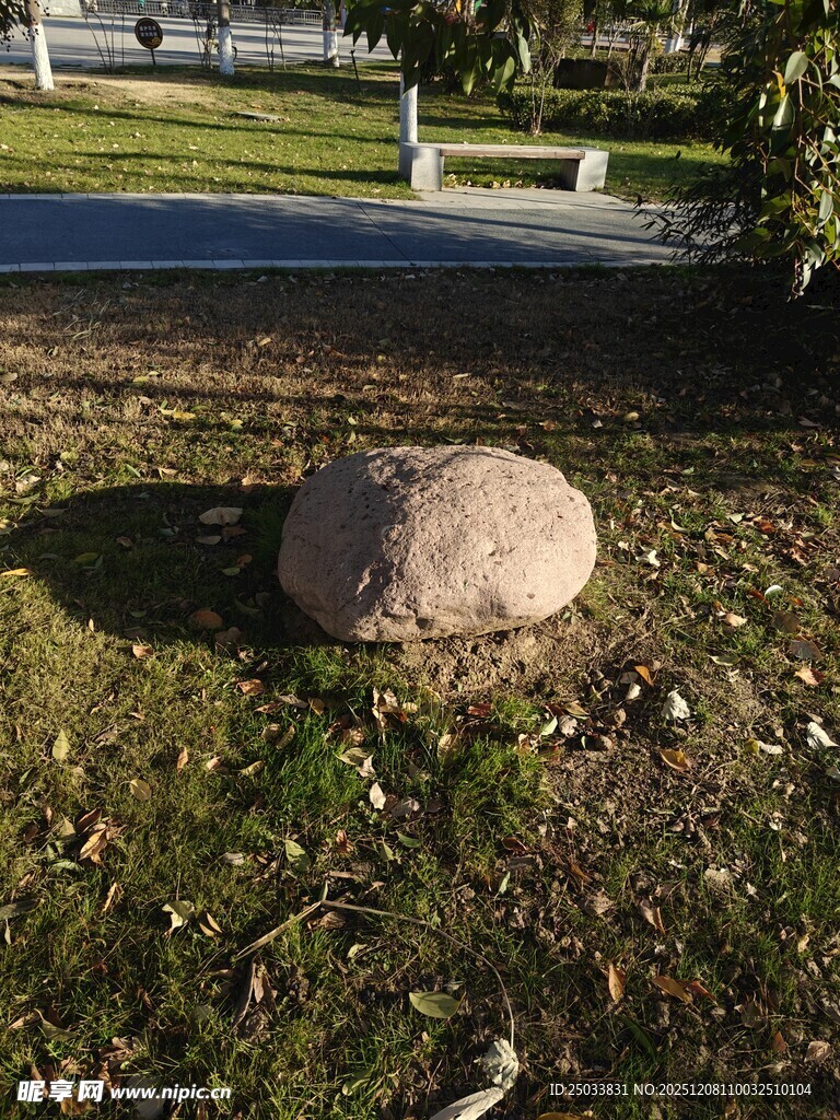 草地上的圆形大石