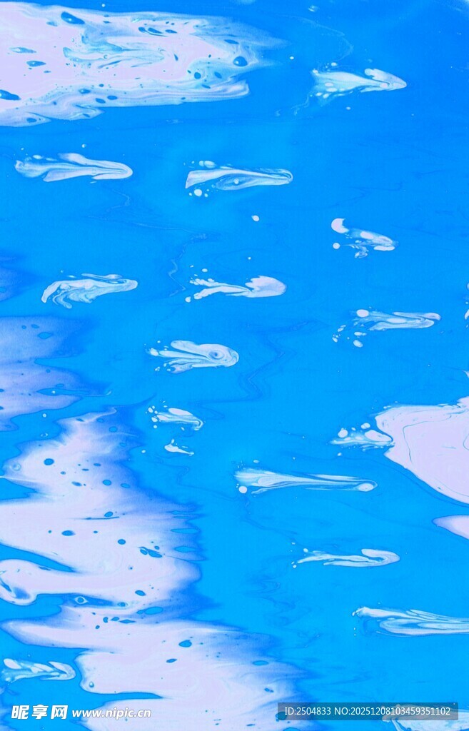 蓝色海洋中的白色浮 物