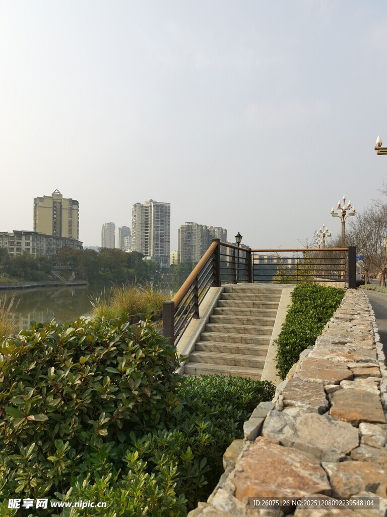 城市中通往高处的石阶小径