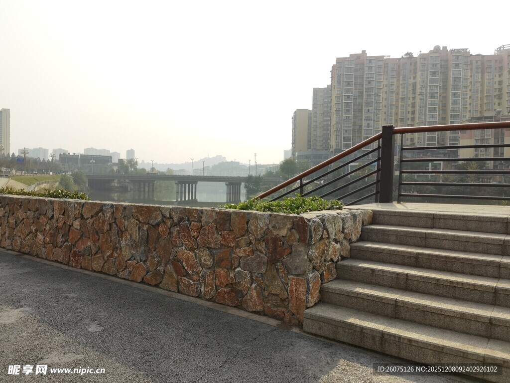 石砌台阶旁的城市景观