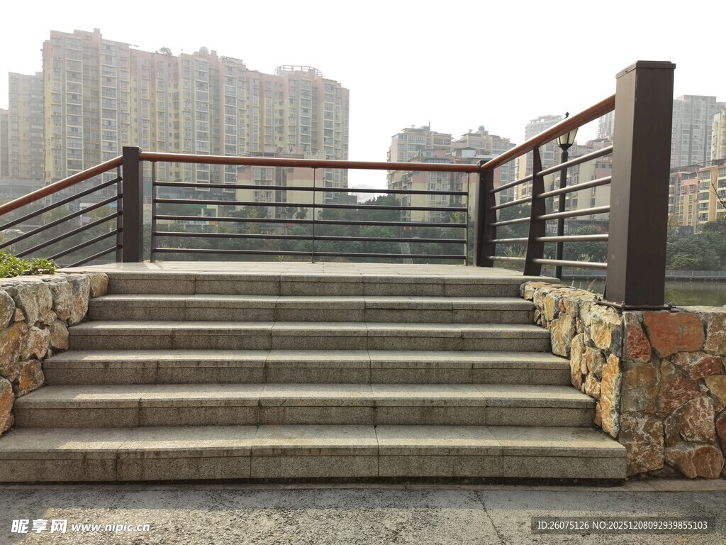 城市中带护栏的石阶步道