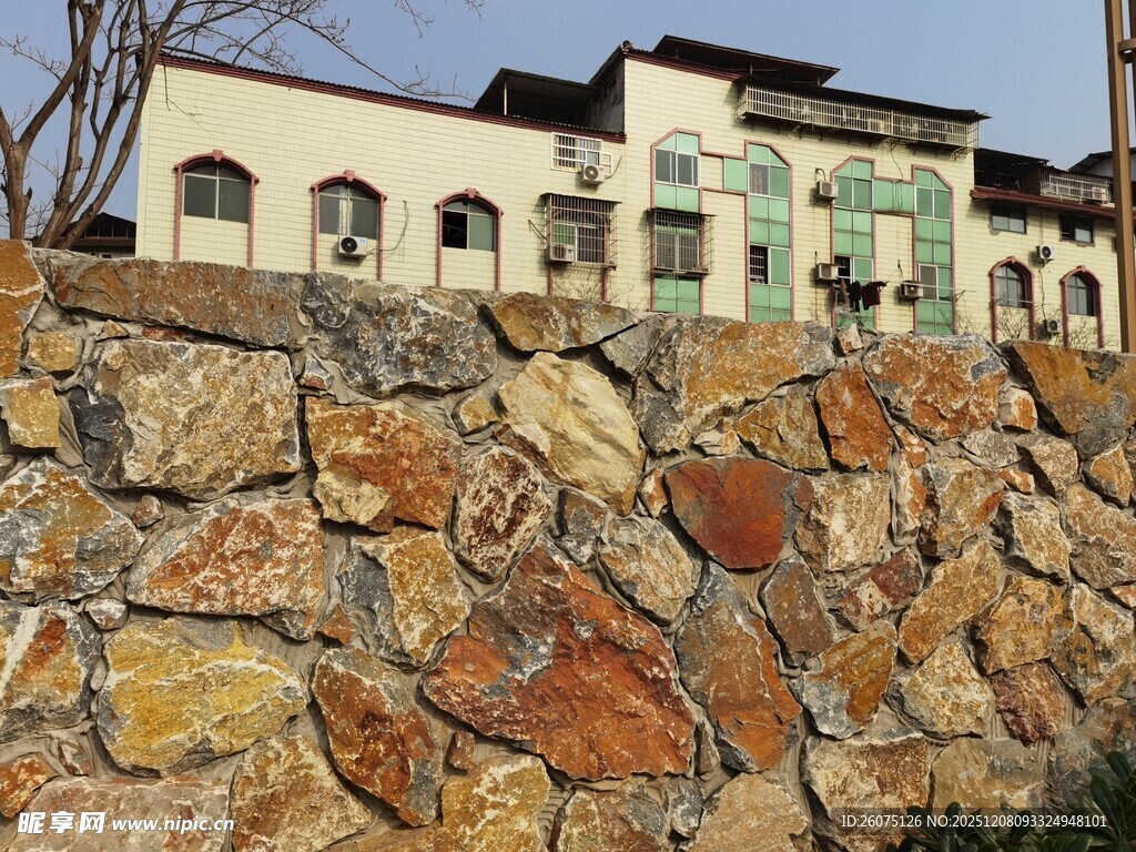 石墙后的欧式风格建筑