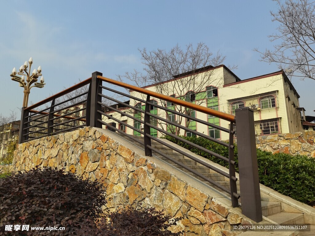 户外斜坡旁的建筑景观
