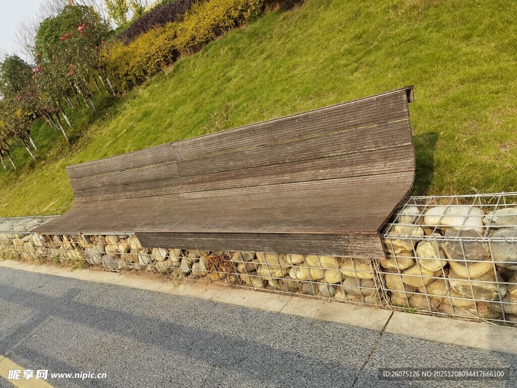 木质景观墙装点路边风景