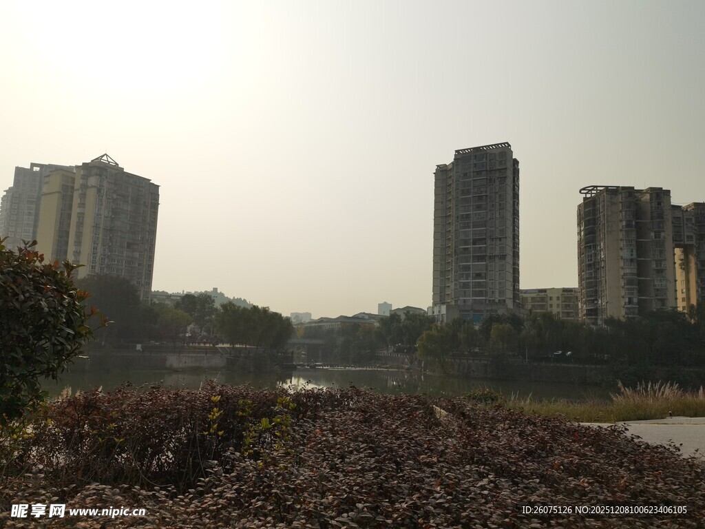 城市远景中的高楼与荒地
