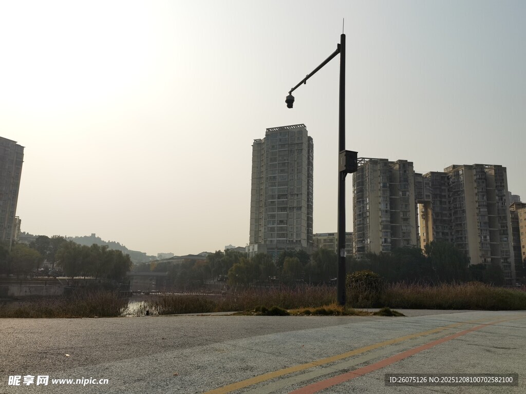 城市道路旁的高楼景观