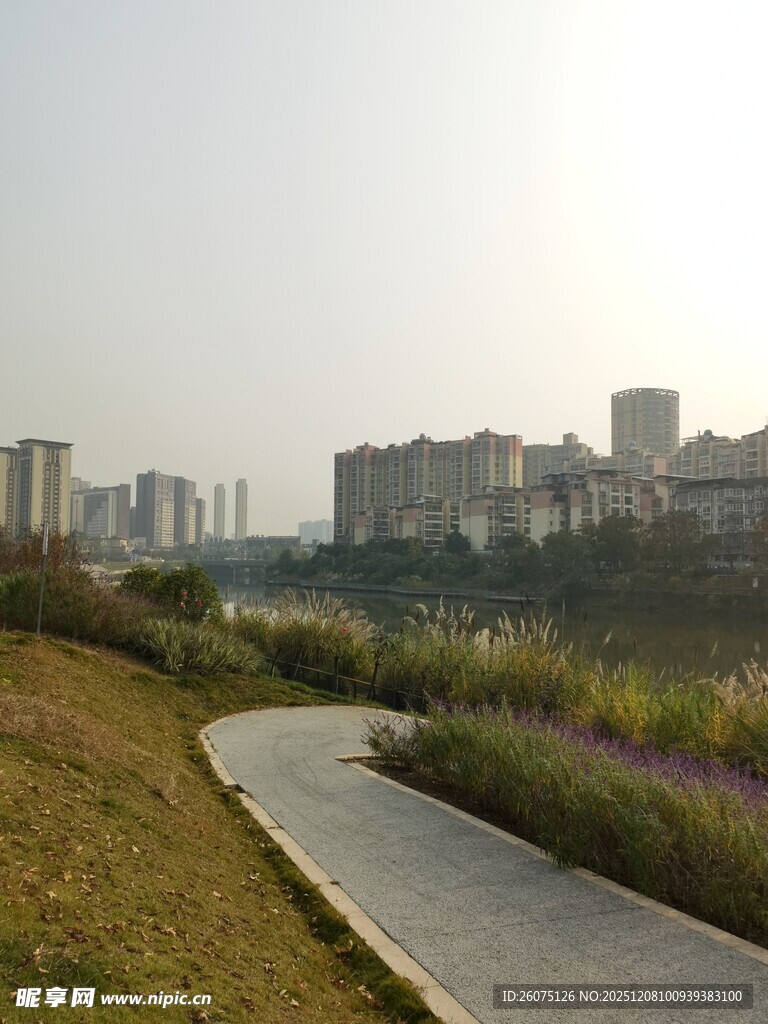 城市边的宁静步道景观