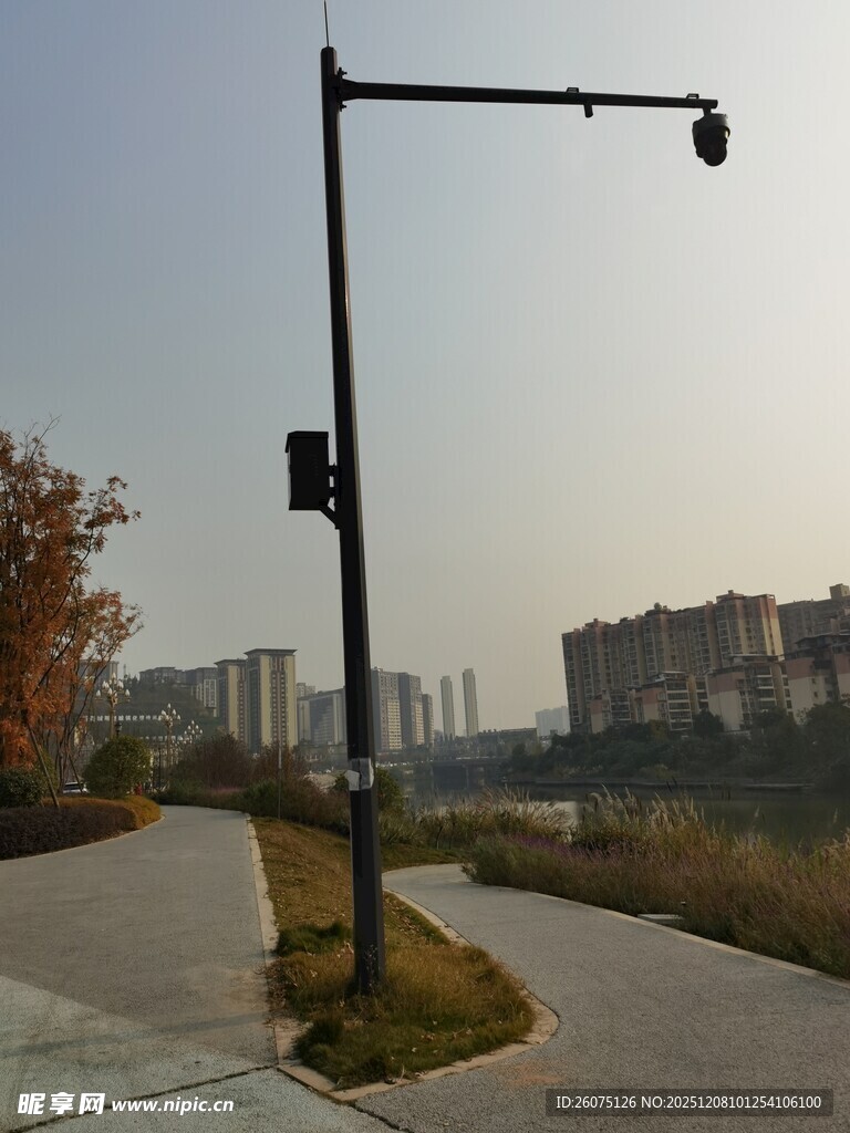 城市道路旁的路灯设施