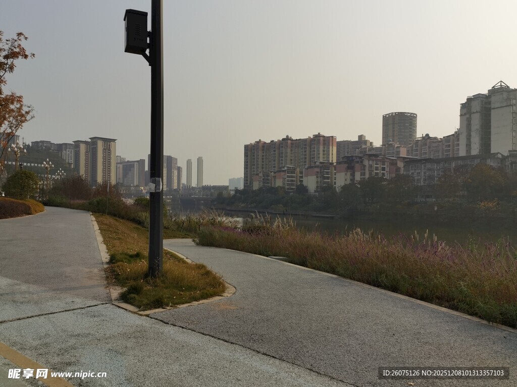 城市河畔步道风景