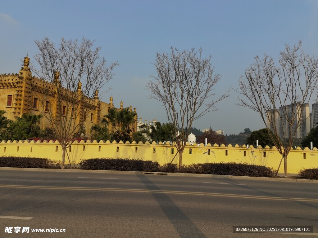 黄色围墙后的古典建筑