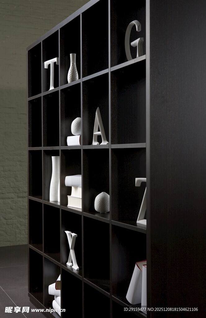 黑色置物架上的多样摆件