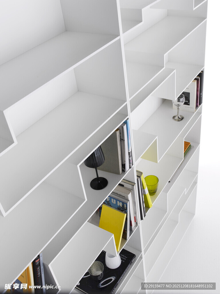 现代简约白色书架展示