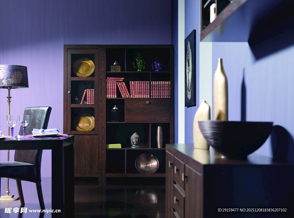 紫色调书房一角