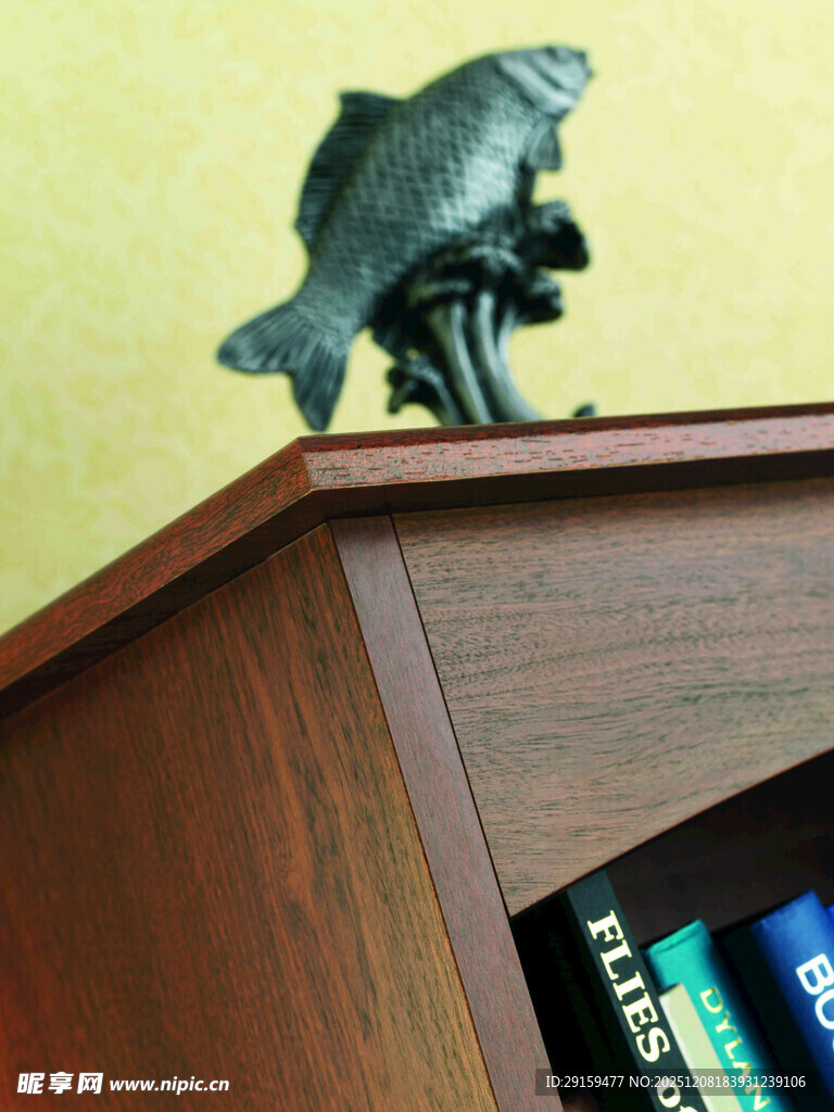 书架上的鱼形摆件